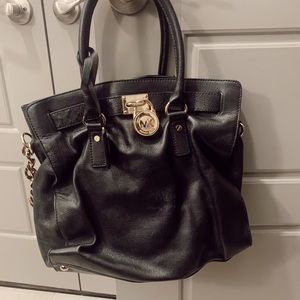 Gently Used Michael Kors Leather bag 🖤🔒